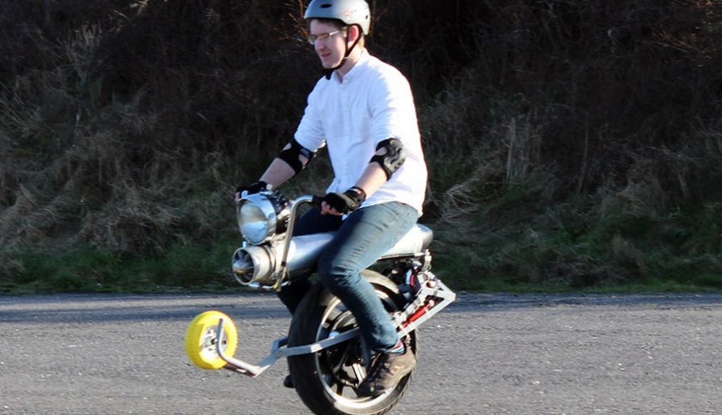 จักรยานล้อเดียว ที่ได้รับการพัฒนาให้เป็นรถไฟฟ้า มีพละกำลังในการขับเคลื่อนที่สูงถึง 3,000 วัตต์