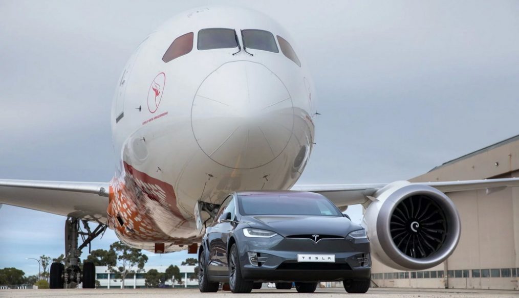 Tesla Model X รถพลังไฟฟ้าคันแรกของโลก ที่สามารถลากเครื่องบิน Boeing 787 ได้