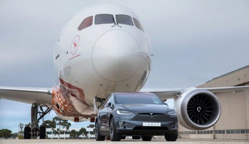 Tesla Model X รถพลังไฟฟ้าคันแรกของโลก ที่สามารถลากเครื่องบิน Boeing 787 ได้