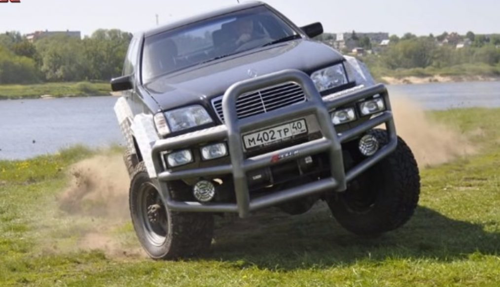 เปลี่ยนรถซีดานมาดผู้ดีอย่าง Mercedes S500 มาเป็นรถ Off-Road 4X4 สายลุย ก็น่าสนุกดีเหมือนกัน