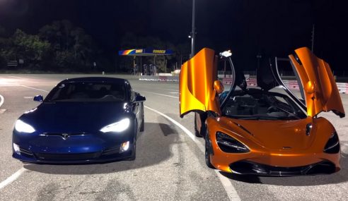 McLaren 720S ปะทะ Tesla Model S P100D