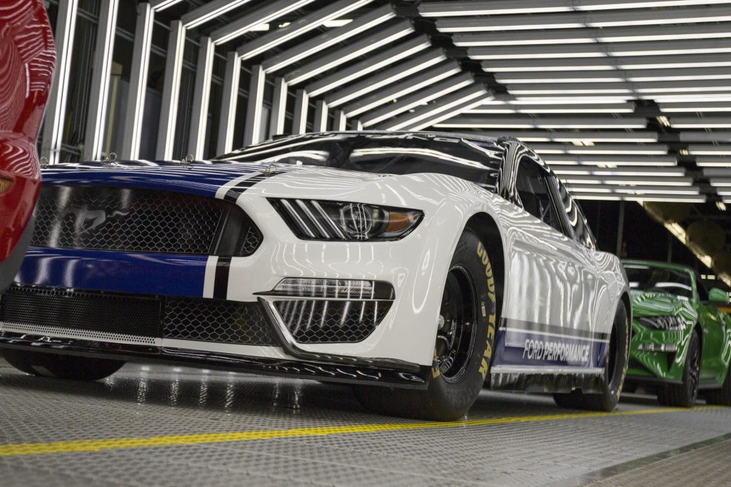 Ford เปิดตัว Mustang Race Car พร้อมยัดพลังอันบ้าคลั่ง เตรียมพร้อมในโปรแกรม NASCAR Cup