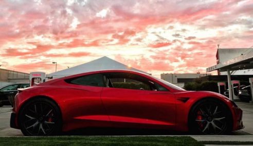 Elon Musk ส่งมอบ Model 3 ให้ลูกค้าด้วยตัวเอง พร้อมโชว์ Tesla Roadster คันนี้ที่วิ่ง 1-100 โล ภายใน 1.9 วินาที