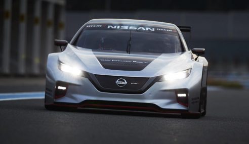 อย่างหล่อ รถแข่งคันใหม่จากค่าย Nissan อย่าง Leaf Nismo RC ที่ใช้ระบบไฟฟ้าทั้งหมด