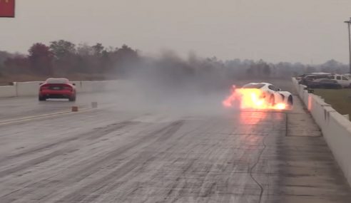 วินาทีสุดระทึก ในการแข่งขัน Drag Race เมื่อรถ Dodge Viper ดันระเบิดระหว่างแข่ง จนคนขับต้องทิ้งรถหนี