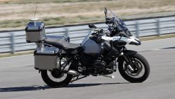 นึกว่าผีหลอก เมื่อ BMW โชว์เทคโนโลยีขับเคลื่อนอัตโนมัติ บนมอเตอร์ไซค์ มันก็จะแปลกๆ ตาหน่อย