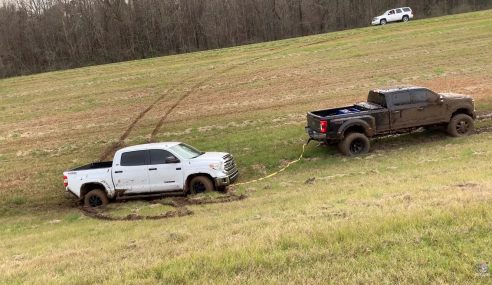 ชมความแข็งแกร่งของ Ford F-350 ที่ช่วยฉุด Toyota Tundra จากหล่มได้อย่างหมูๆ