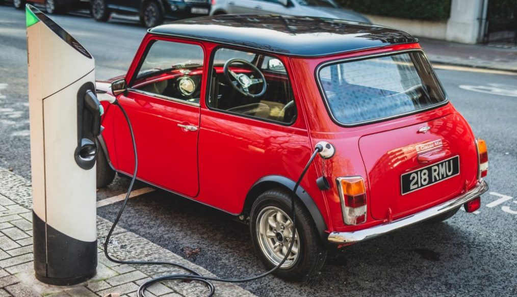 คันเล็กน่ารัก แถมชาร์จไฟฟ้าได้ กับ Mini คลาสสิก ที่ถูกดัดแปลงเป็นรถไฟฟ้า