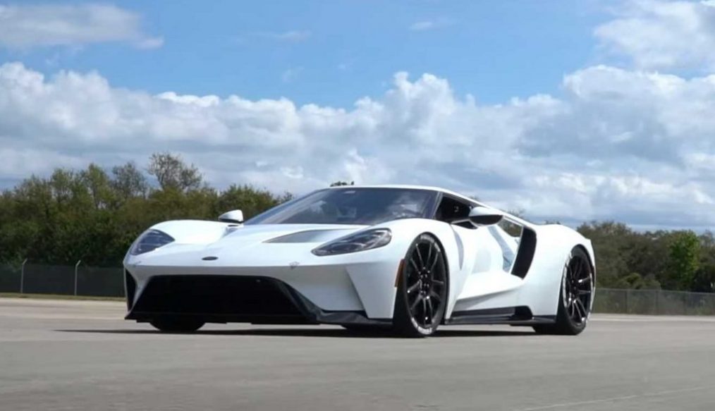 Ford GT โขว์พลังดุ วิ่ง 213 ไมล์/ชั่วโมง บนรันเวย์กระสวยอวกาศขนาดใหญ่