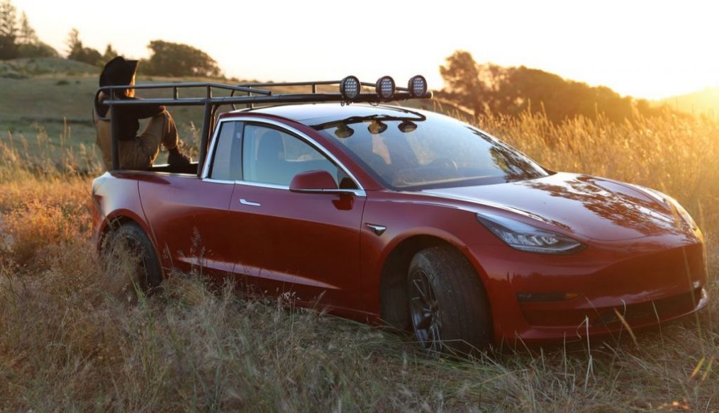 หญิงสาวผู้เปลี่ยนแปลง Tesla Model 3 ด้วยการตัดตัวรถ ให้เป็นกระบะ Truckla สุดเจ๋ง
