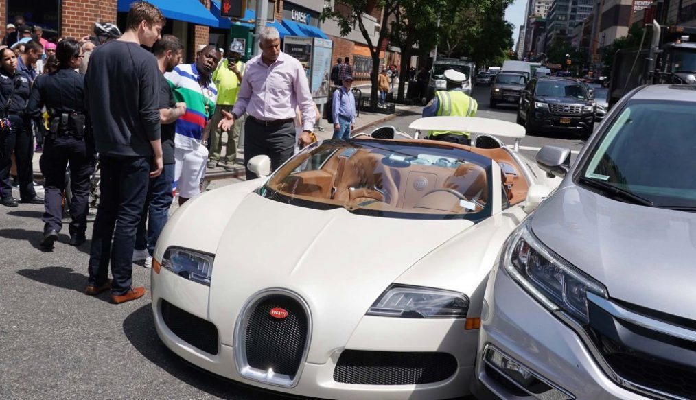 Bugatti Veyron ถอยออกจากโชว์รูมได้ไม่ถึงชั่วโมง ก็โดน CR-V เจิมสะแล้ว