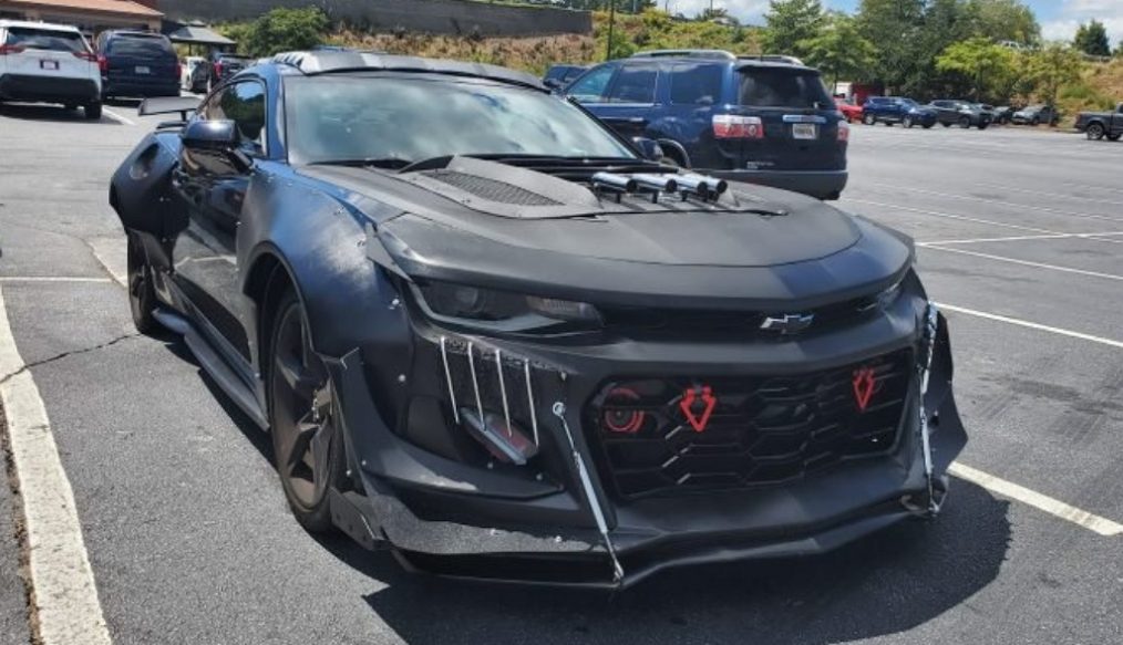 พบร่างดาร์กไซด์ ของ Chevrolet Camaro ในลานจอดรถ ที่เรียกได้ว่าดุจนน่ากลัว