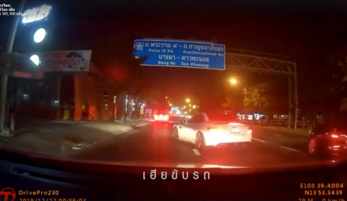 แฉคลิป!! เบนซ์เปิดประทุนขับป่วน ปาดหน้า เบรกใส่รัวๆ สุดท้ายเกม..ไฟไหม้ทั้งคัน