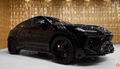 Lamborghini Urus ในเวอร์ชั่นรถแบทแมน สีดำสง่า โฉบเฉี่ยวด้วยเส้นสายสีแดงที่ตัดกันอย่างลงตัว