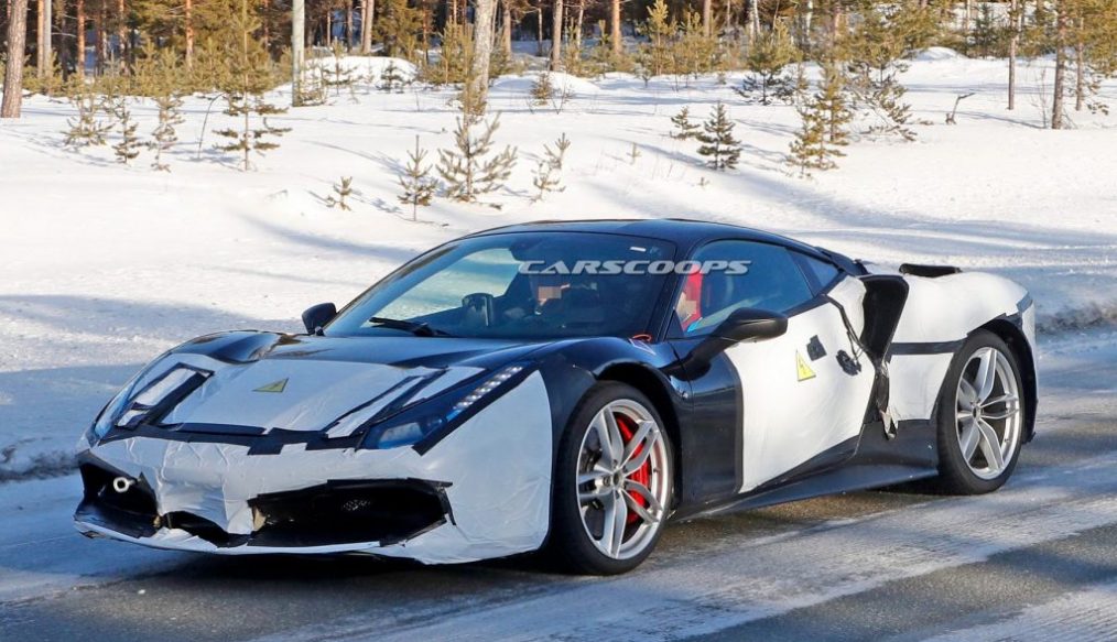 Ferrari 488 ถูกจับภาพได้ขณะวิ่งทดสอบ มาพร้อมสติกเกอร์ไฟฟ้าแรงดันสูง