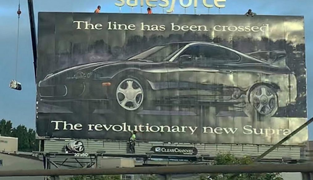 สร้างความประหลาดใจให้กับผู้คนที่พบเห็น เมื่อป้ายโฆษณา Toyota Supra 1993 โผล่ขึ้นกลางทางด่วน