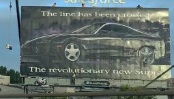 สร้างความประหลาดใจให้กับผู้คนที่พบเห็น เมื่อป้ายโฆษณา Toyota Supra 1993 โผล่ขึ้นกลางทางด่วน