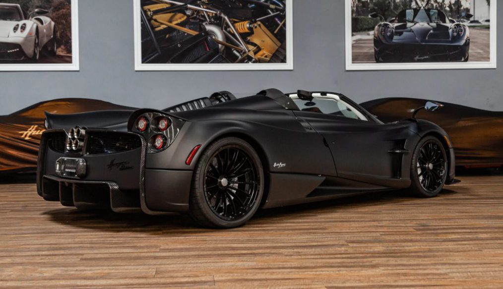 นี้คือรถแบทแมนในชีวิตจริง Pagani Huayra Roadster ที่มาพร้อมสีดำรอบคัน