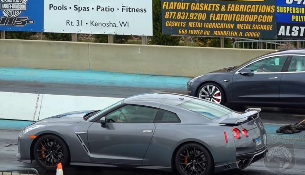 ศึกของรถไฟฟ้า Tesla Model 3 กับเจ้าก็อตซิลลาอย่าง Nissan GT-R งานนี้ใครแน่กว่ากัน