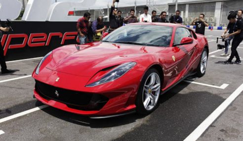 กล้องภายในรถจับภาพหนุ่มควบ Ferrari 812 Superfast พลาดท่าหมุนเคว้งกลางถนน