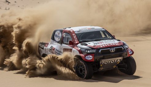 Toyota Gazoo Racing เนรมิตกระบะยอดฮิต Hilux สวมเครื่อง V8 เพื่อชิงแชมป์บนสนาม