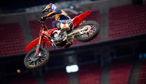 “ร็อคเซ่น” ฟอร์มโหด ควบ CRF450R ยึดจ่าฝูงAMA Supercross 2021