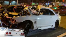 Nissan skyline เหินข้ามเกาะชนรถตู้เละ ดับคาที่