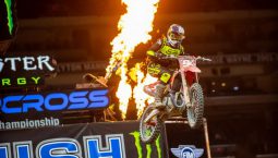 “ร็อคเซ่น” ควบ CRF450R ซิวแชมป์อินเดียนาโปลิส ผงาดจ่าฝูงทิ้งคู่แข่ง 6 แต้ม