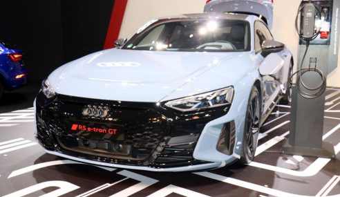 ไฮไลท์เด็ดที่สร้างความฮือฮาให้กับทั่วโลก The New Audi e-tron GT สปอร์ตคูเป้ 4 ประตู ขับเคลื่อนด้วยไฟฟ้า 100% รุ่นล่าสุด