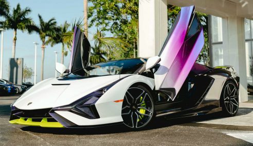 Lamborghini Sian ซูเปอร์คาร์ที่มาพร้อมตัวถังสีม่วงสดใสตัดกับสีเขียว ในรัฐฟลอริดา