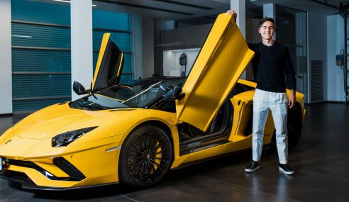 เปาโล ดิบาลา ฉลองยิงครบ 100 ประตูให้กับยูเว่ ด้วย Lamborghini Aventador S Roadster คันใหม่