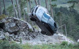 เบื้องหลังการถ่ายทำฉากไล่ล่ากับรถออฟโรด ของ James Bond ที่นำแสดงโดย Range Rover Sport SVR สองคัน
