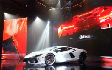 เผยโฉม Lamborghini Revuelto รถยนต์ซูเปอร์สปอร์ตปลั๊กอินไฮบริด เครื่องยนต์ V12 สมรรถนะสูงรุ่นแรกของแบรนด์
