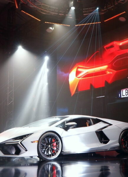 เผยโฉม Lamborghini Revuelto รถยนต์ซูเปอร์สปอร์ตปลั๊กอินไฮบริด เครื่องยนต์ V12 สมรรถนะสูงรุ่นแรกของแบรนด์